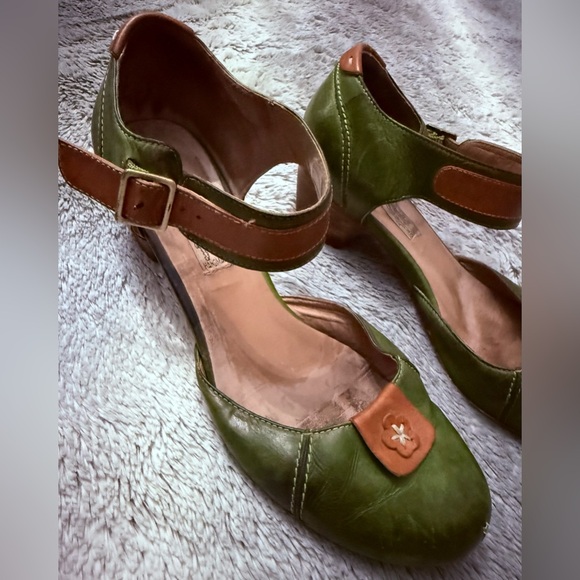 Arnold Churgin Elegant Green and Tan Women's 2 inch Heels - Picture 2 of 6